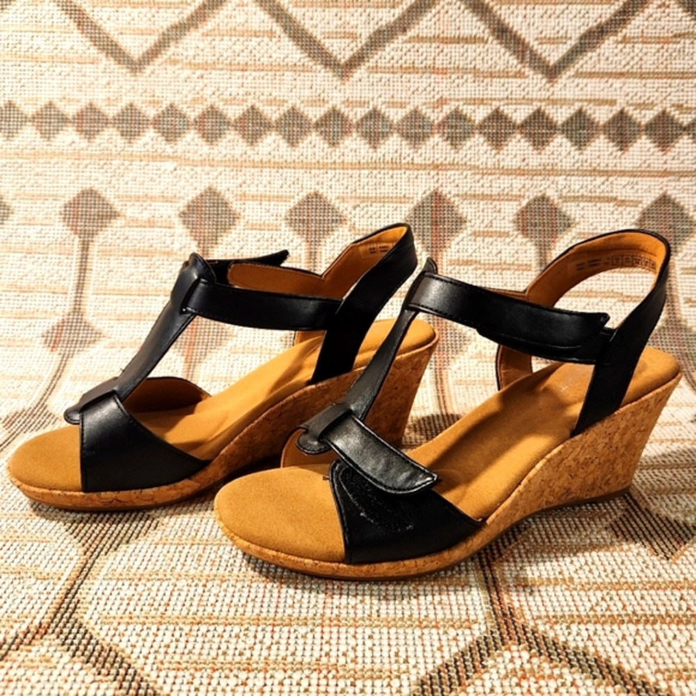 Brand: Rockport, Style: Blanca, T-Strap Size: 6W, Color: Black